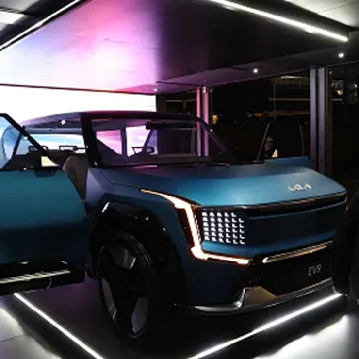 Kia EV9 in einem beleuchteten Ausstellungsbereich (Frontansicht)