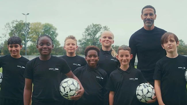 Gruppenbild von Nachwuchsspielern im Rahmen des «FIFA Official Match Ball Carrier»-Programms