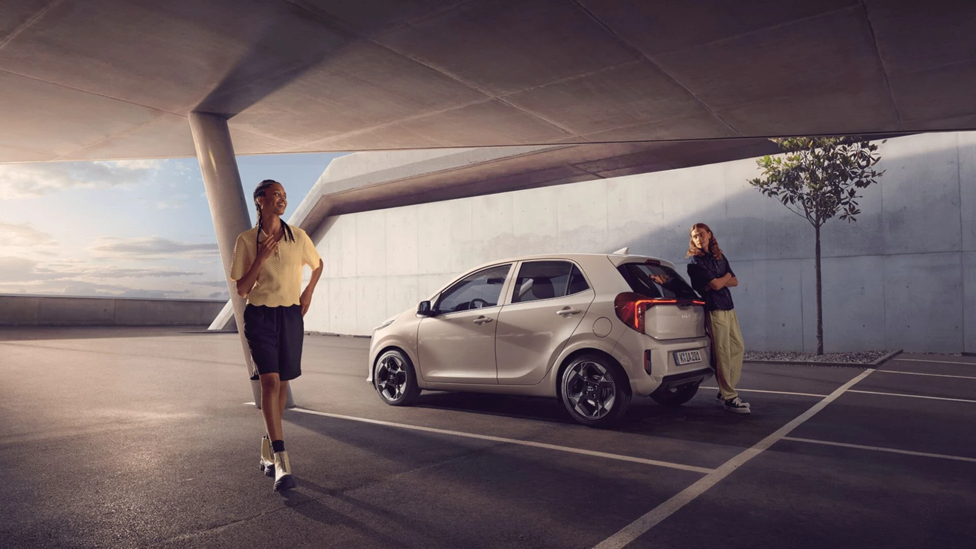 Zwei Frauen stehen um den neuen Kia Picanto