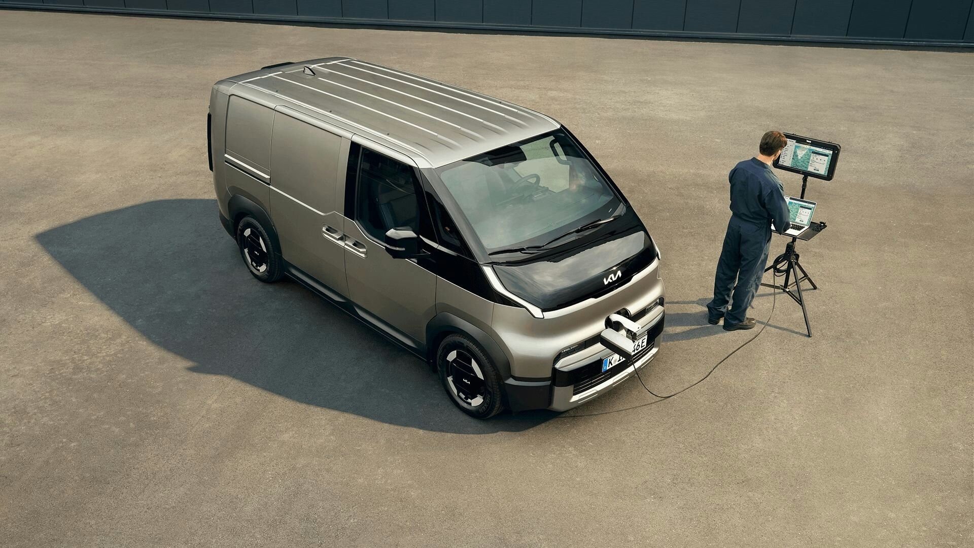 Heckansicht des Kia PV5 Cargo Long mit voll schwenkbaren Heckflügeltüren und niedriger Einstiegshöhe für komfortables Be- und Entladen