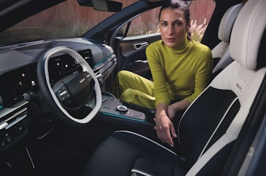 Eine Frau sitzt im Cockpit des New Kia Sportage