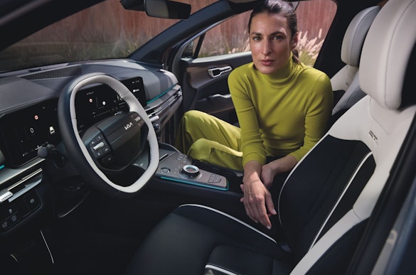 Eine Frau sitzt im Cockpit des New Kia Sportage