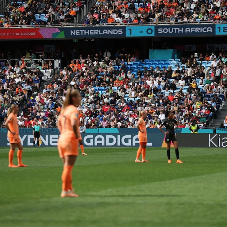 Fussballstadion mit Werbung für den Kia EV9