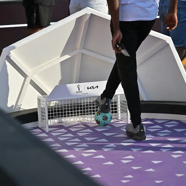 Besucher nimmt an einem Erlebnisstand von Kia an einem Mini-Fussballspiel teil