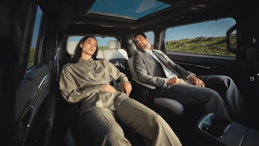 Zwei Personen sitzen im Kia EV9