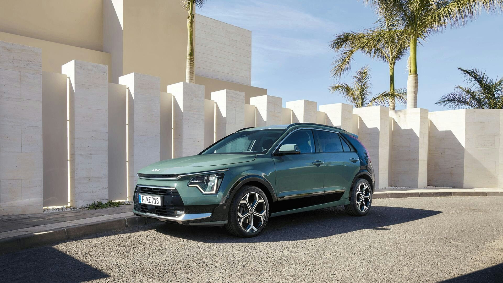 Eine Frau läuft vom Kia Niro weg