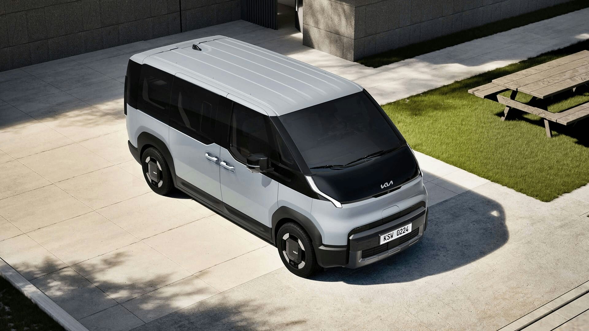 Frontansicht des Kia PV5 Passenger in einer Auffahrt im Freien