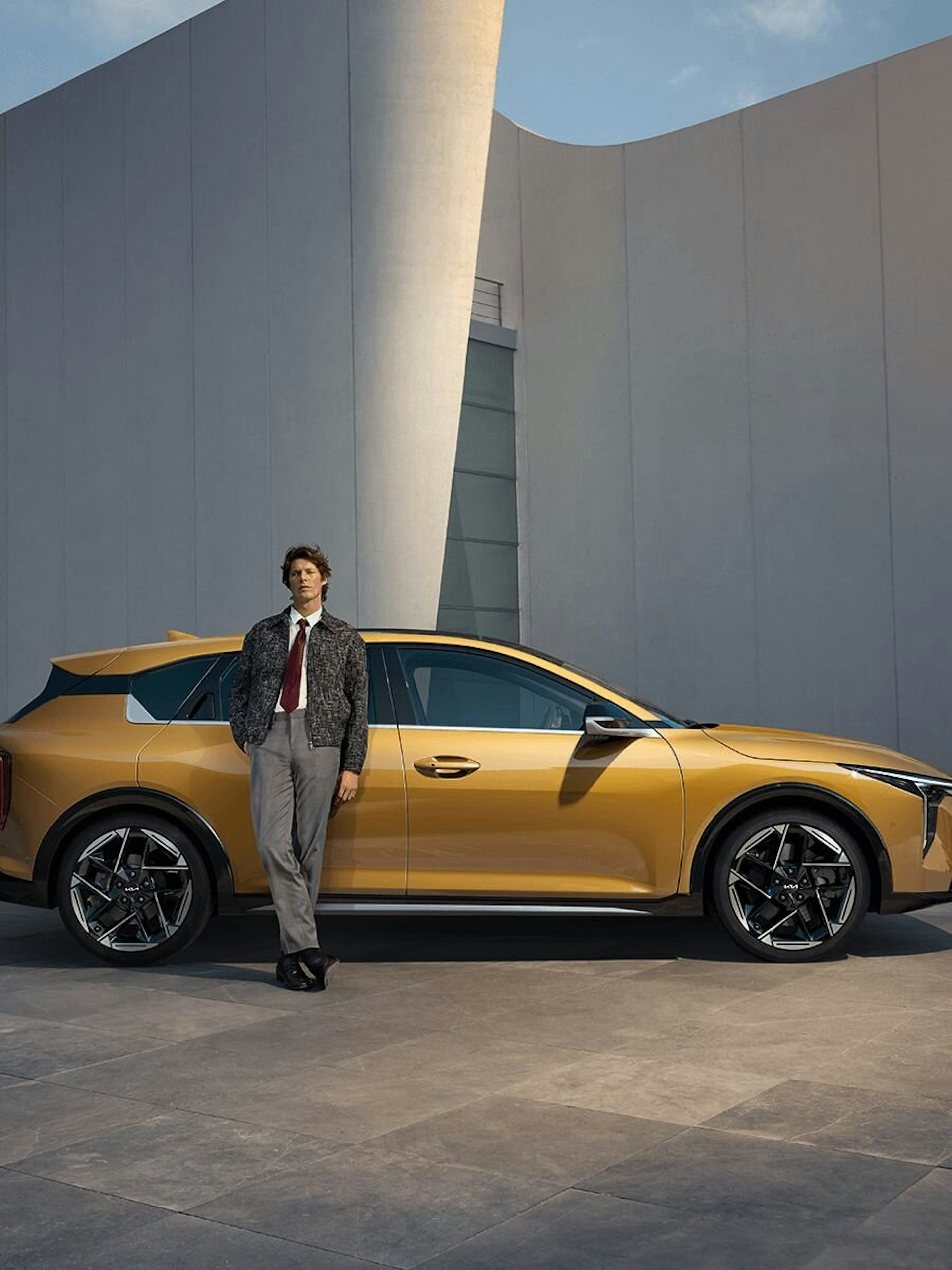 Ein Mann lehnt an den KIA K4