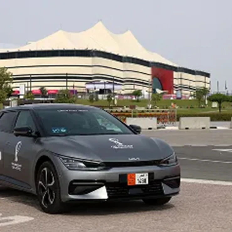 Kia Elektrofahrzeug vor einem WM-Stadion in Katar