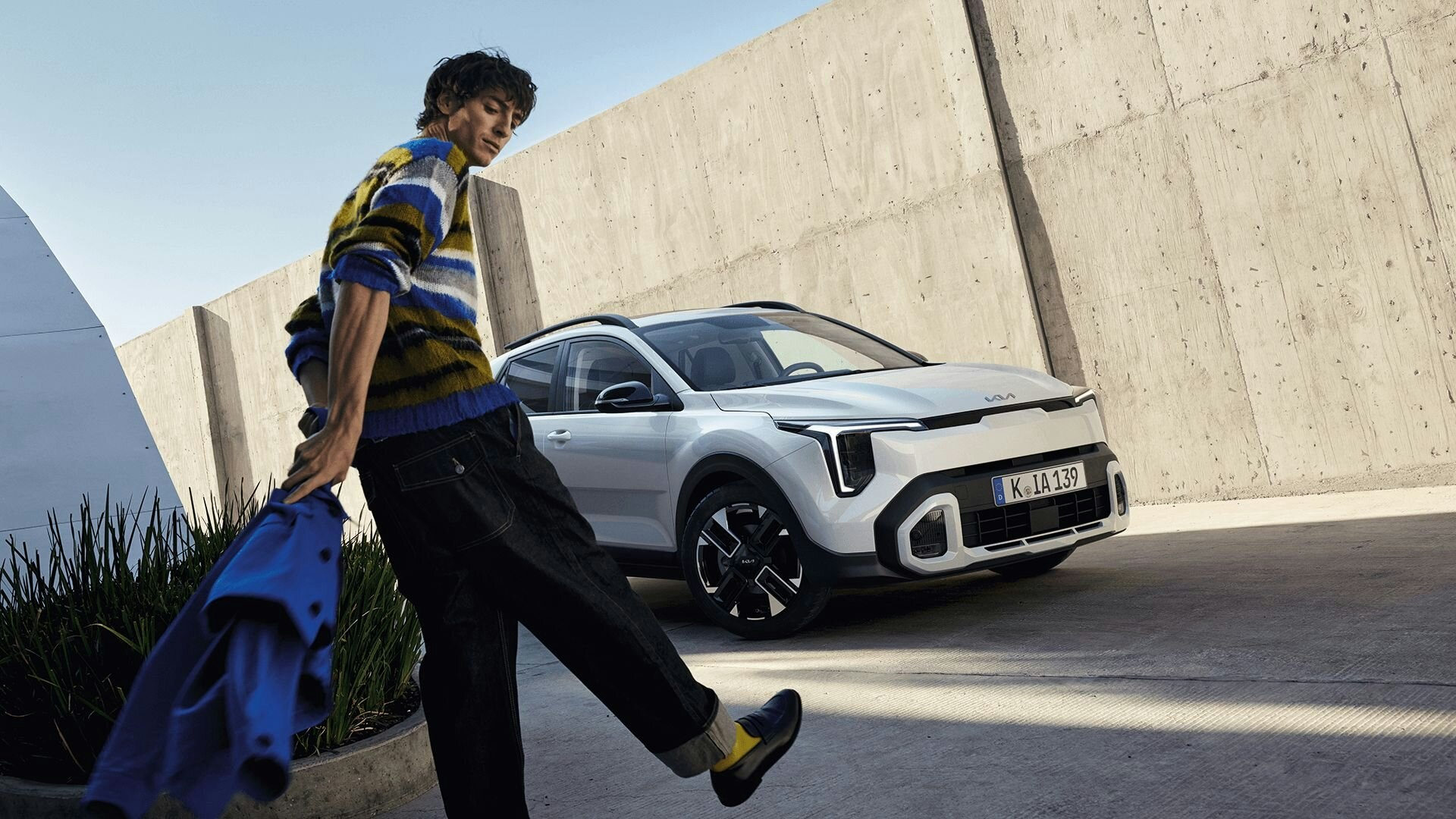 Ein Mann läuft in Richtung Kia Stonic