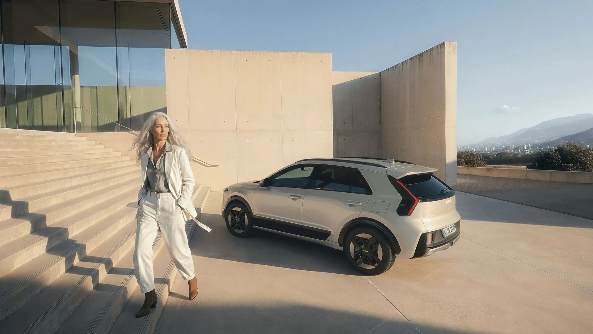 Eine Frau entfernt sich vom neuen Kia Niro