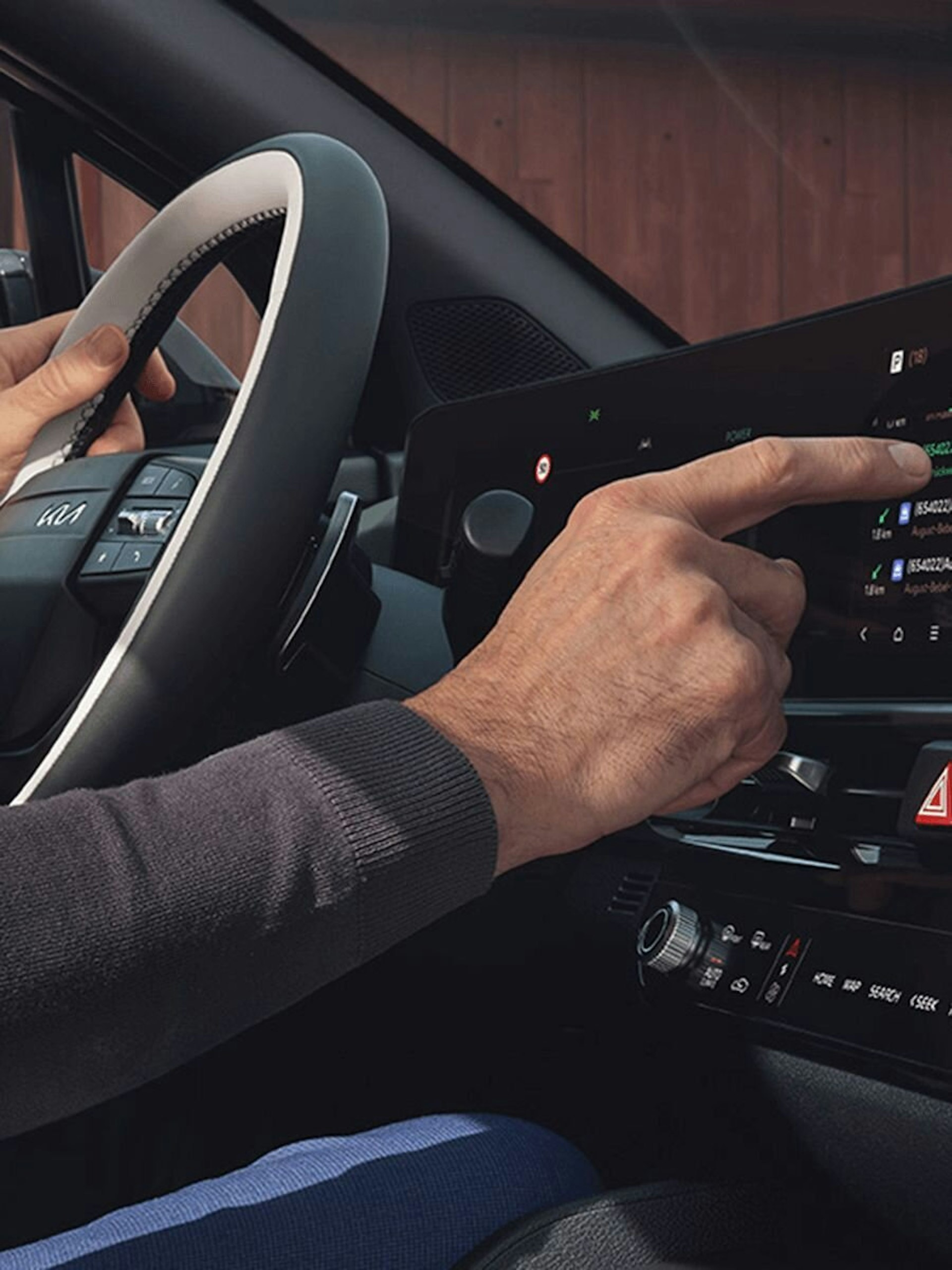 Frau sitzt im Kia Sportage