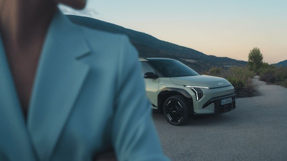 Ein Mann steht vor dem Kia EV3