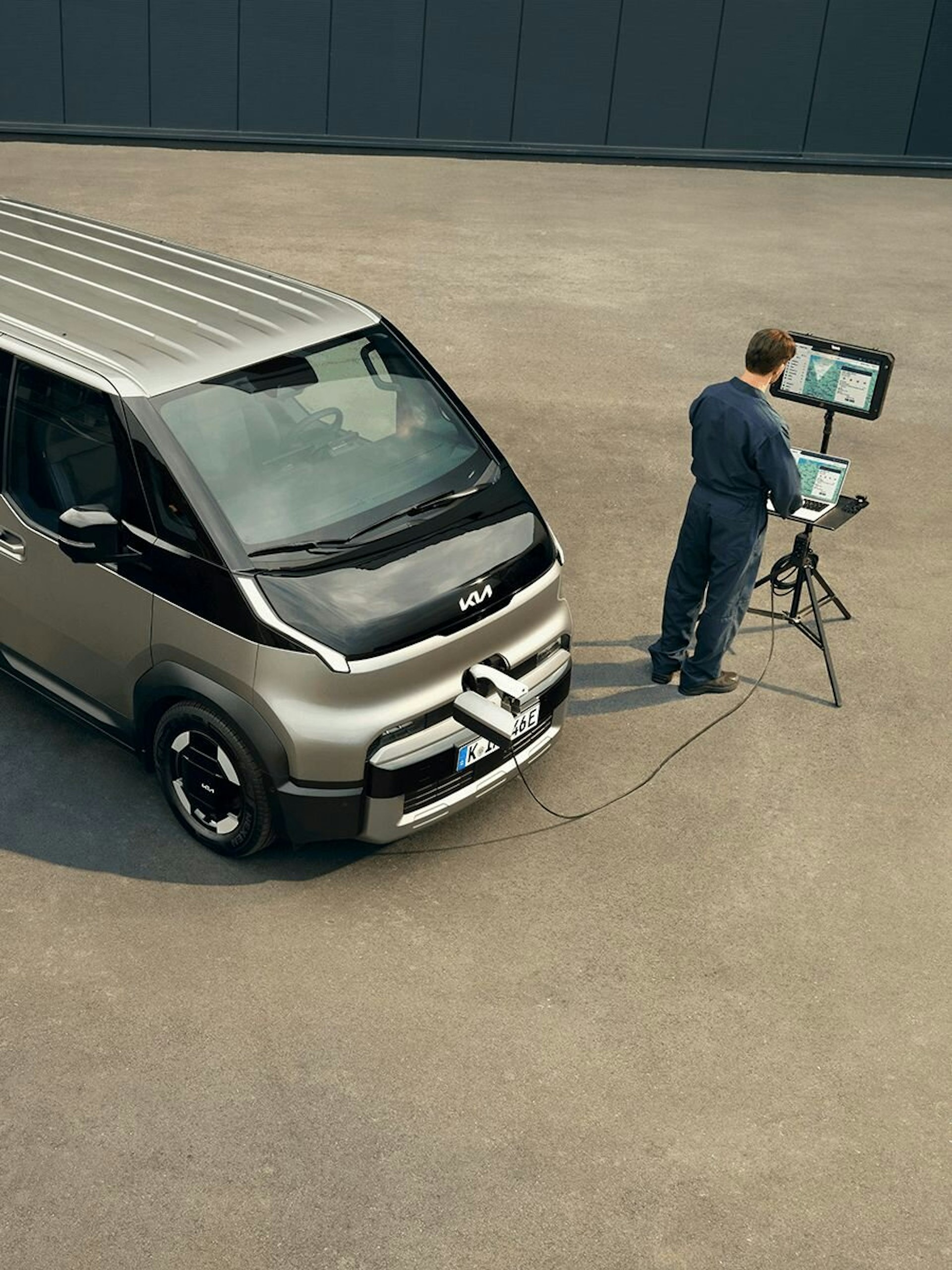 Heckansicht des Kia PV5 Cargo Long mit voll schwenkbaren Heckflügeltüren und niedriger Einstiegshöhe für komfortables Be- und Entladen