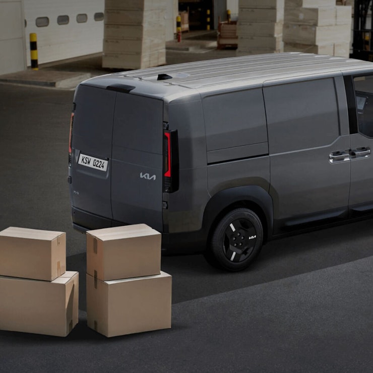 Der Kia PBV Cargo mit ladebereiten Paketen zur Illustration der optimierten Liefermöglichkeiten der einzelnen Karosserietypen