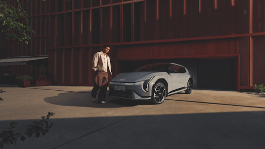Un uomo davanti al Kia EV4