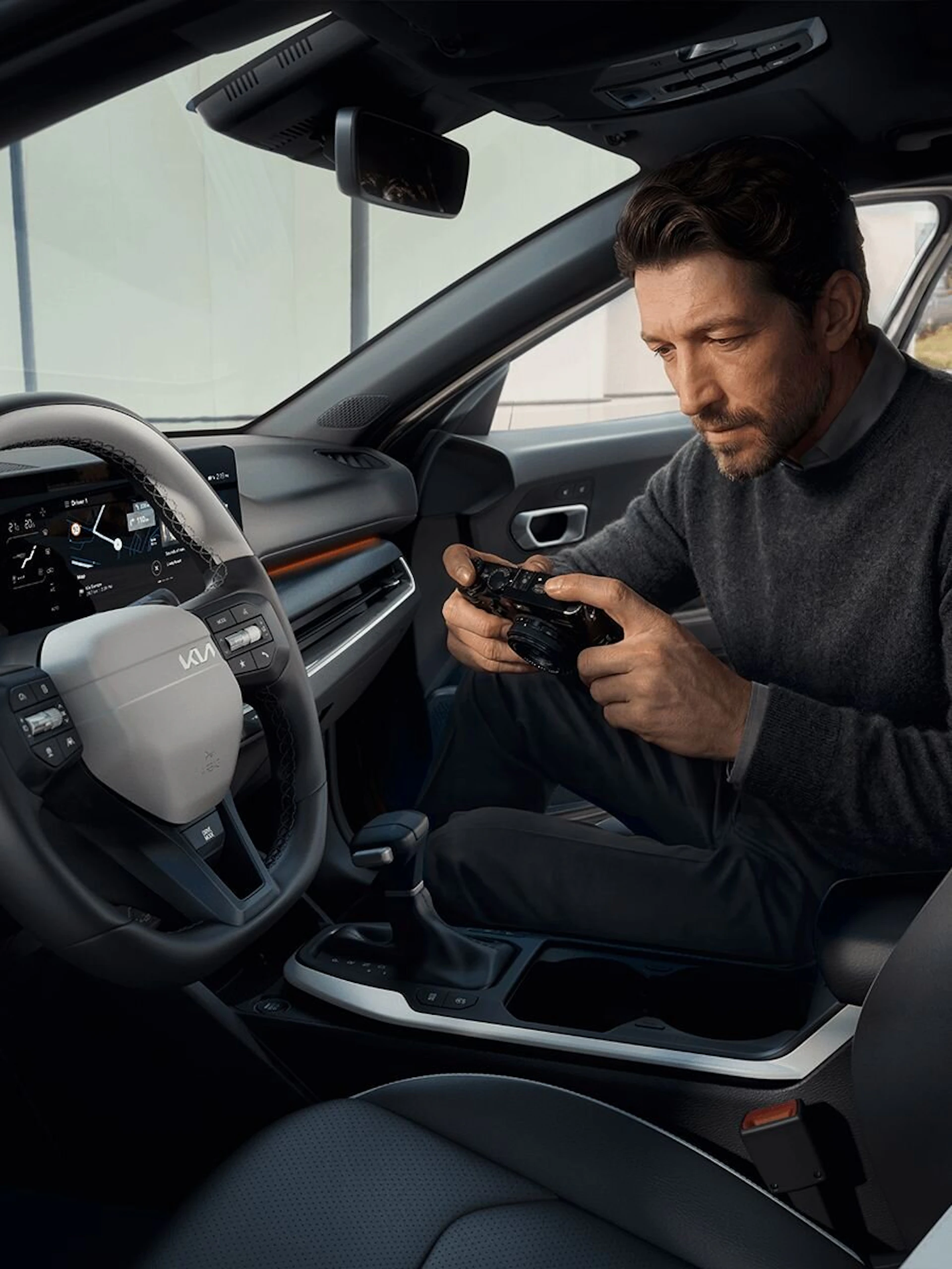 Ein Mann sitzt im Cockpit des Kia K4 Sportswagon