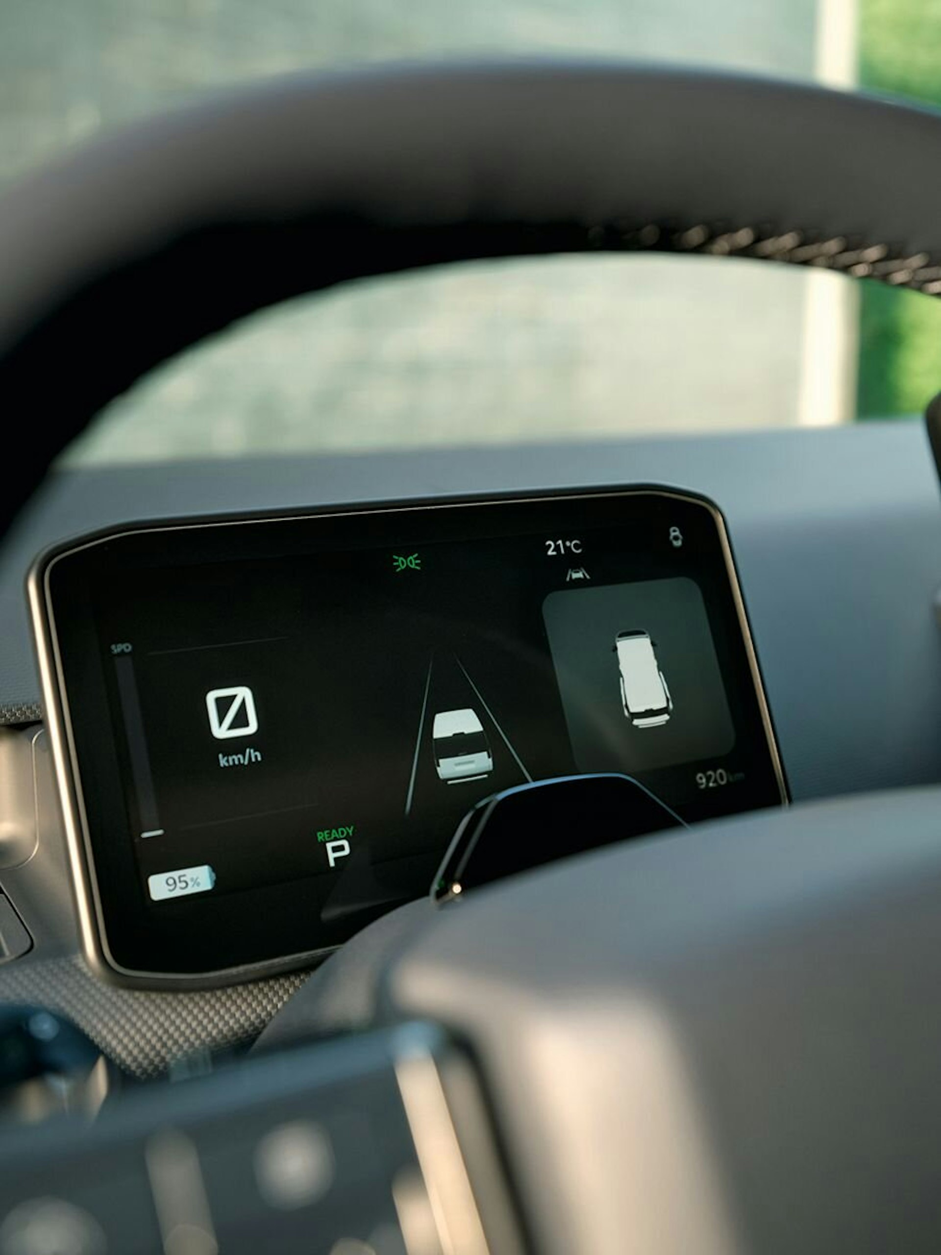Grosses 12,9-Zoll-Display im Kia PV5, das die AAOS-Oberfläche (Android Automotive OS) mit Navigation und App-Menü anzeigt