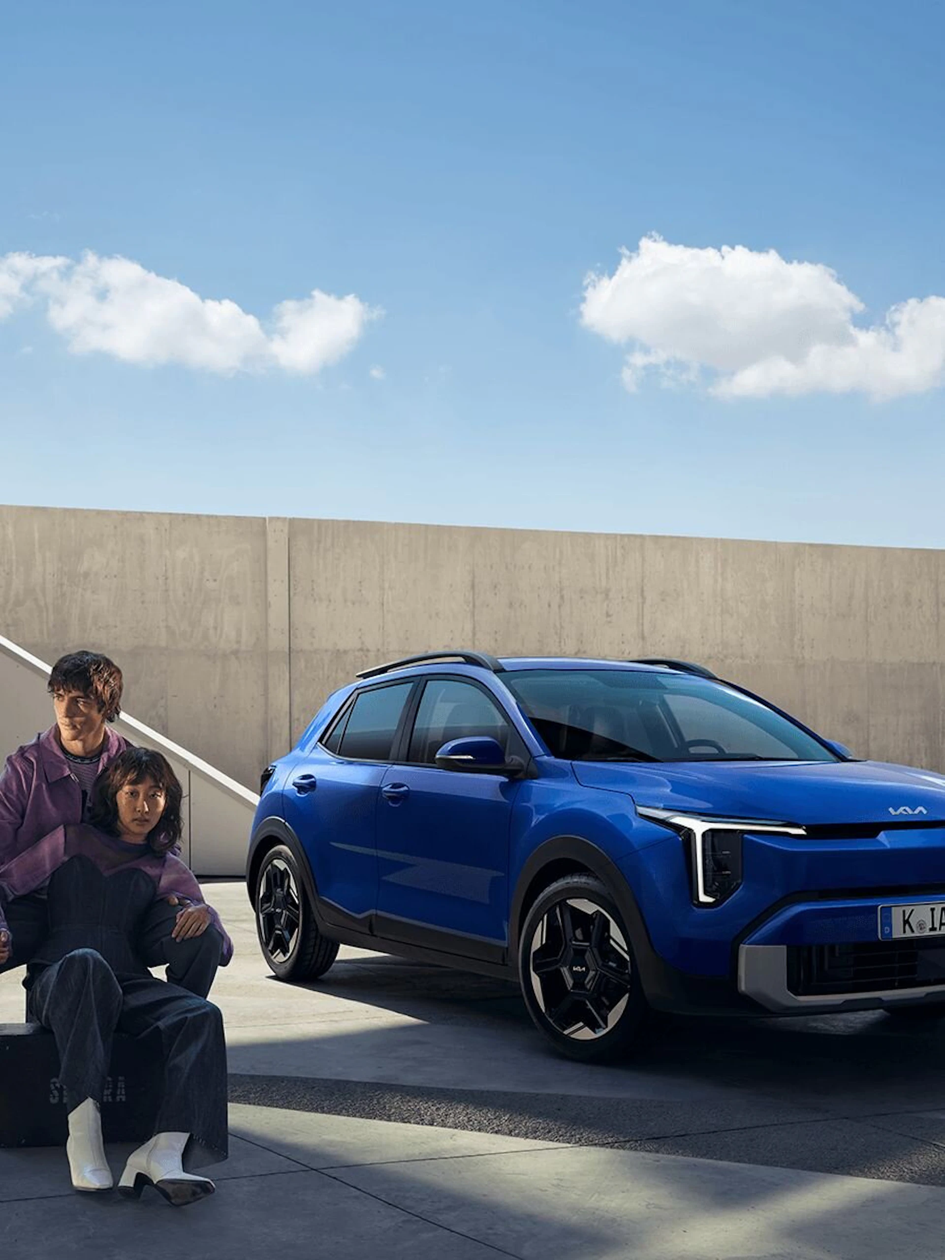 Zwei Personen sitzen vor dem neuen Kia Stonic