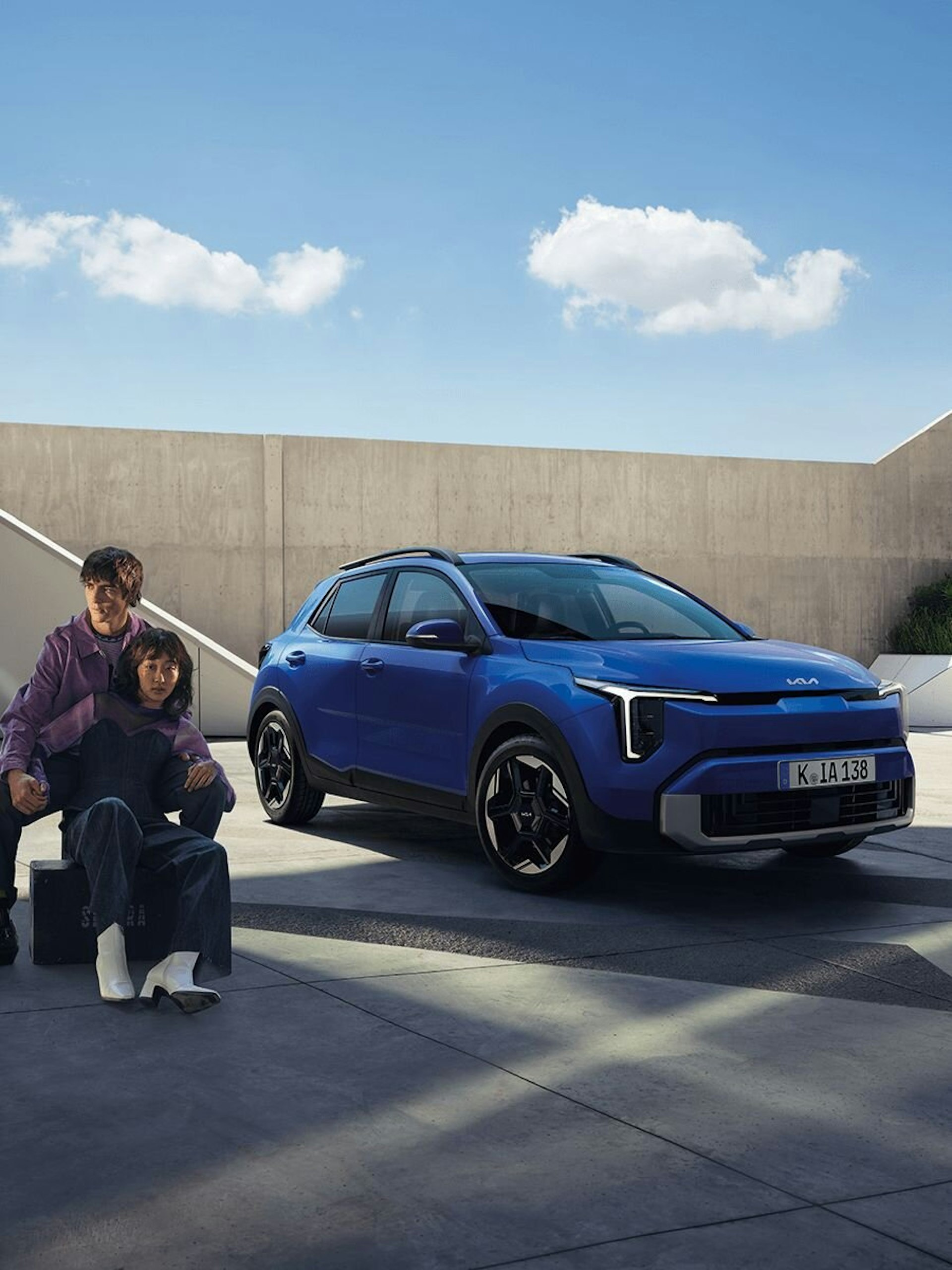Zwei Personen sitzen vor dem neuen Kia Stonic