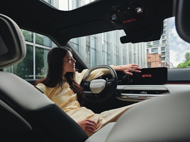 Ein Mann sitzt im New Kia EV4