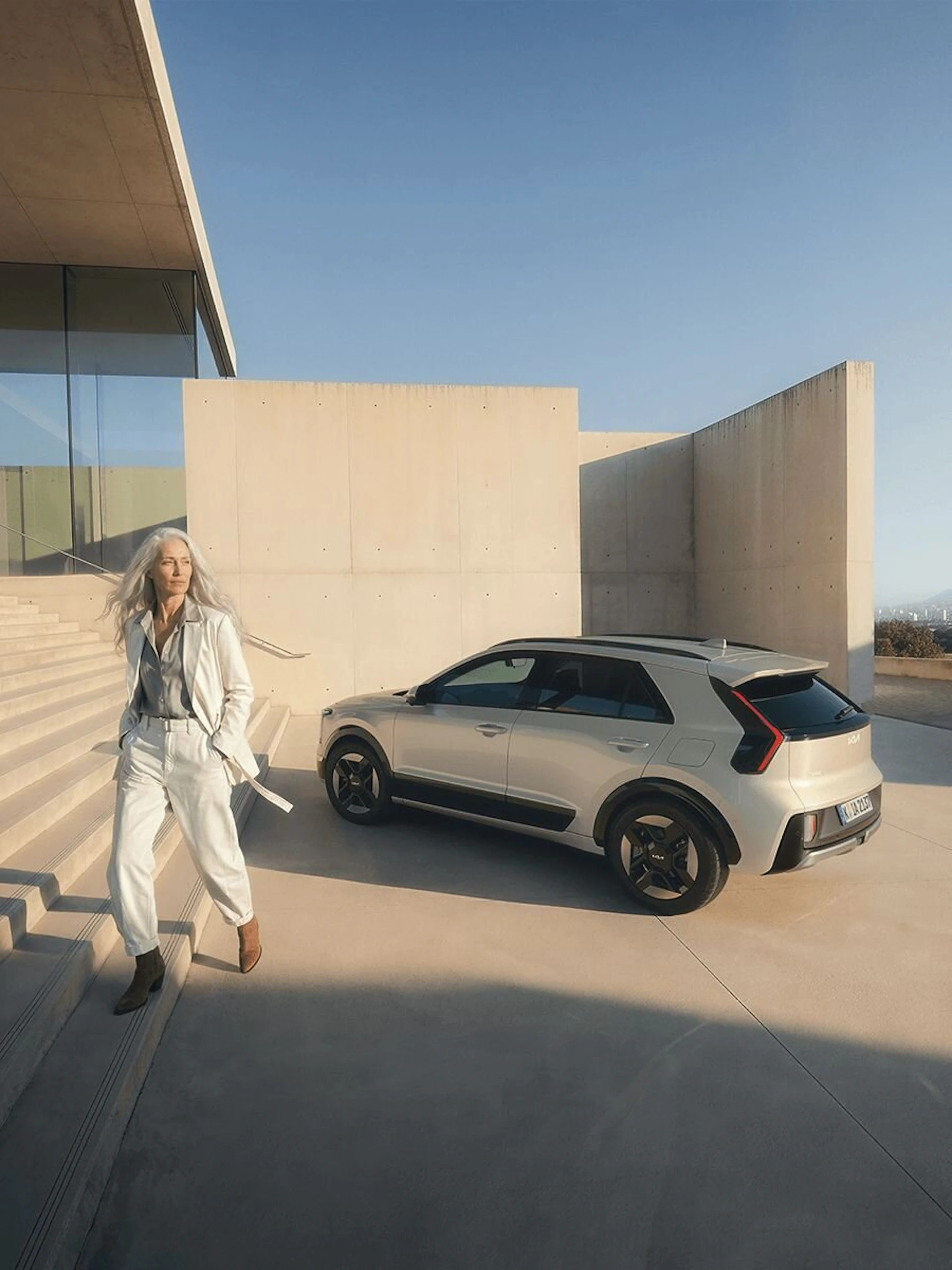 Eine Frau entfernt sich vom neuen Kia Niro