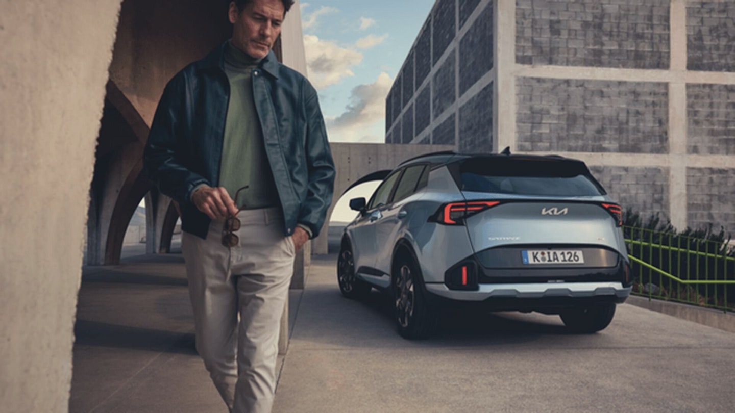 Un uomo fugge dalla nuova Kia Sportage