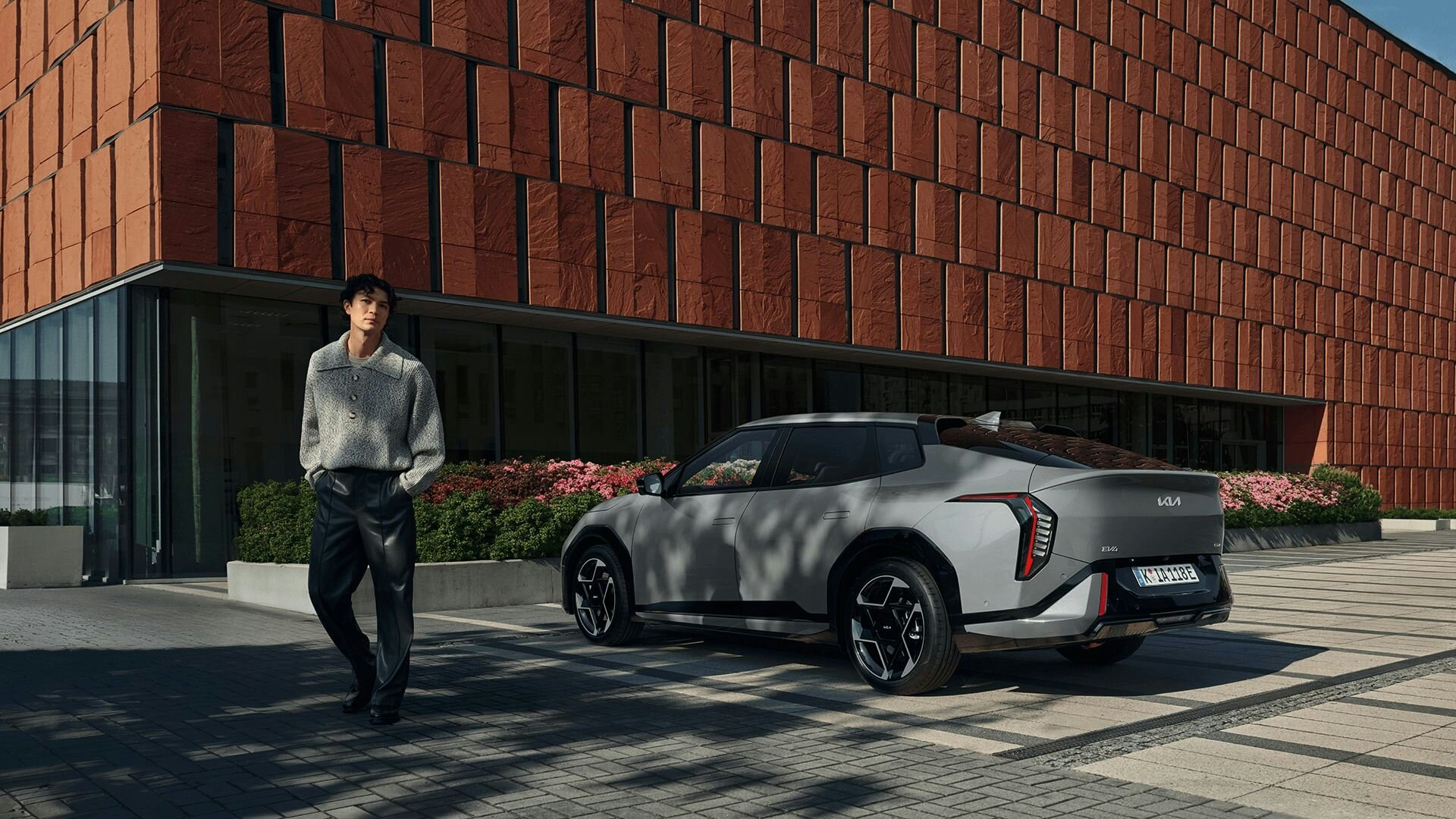 Ein Mann sitzt im Auto und schaut sich das Innendesign an