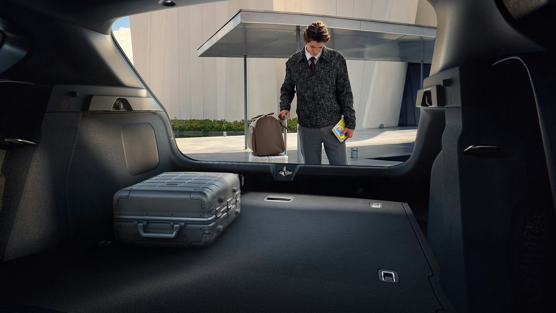 Ein Mann sitzt im Cockpit des Kia K4