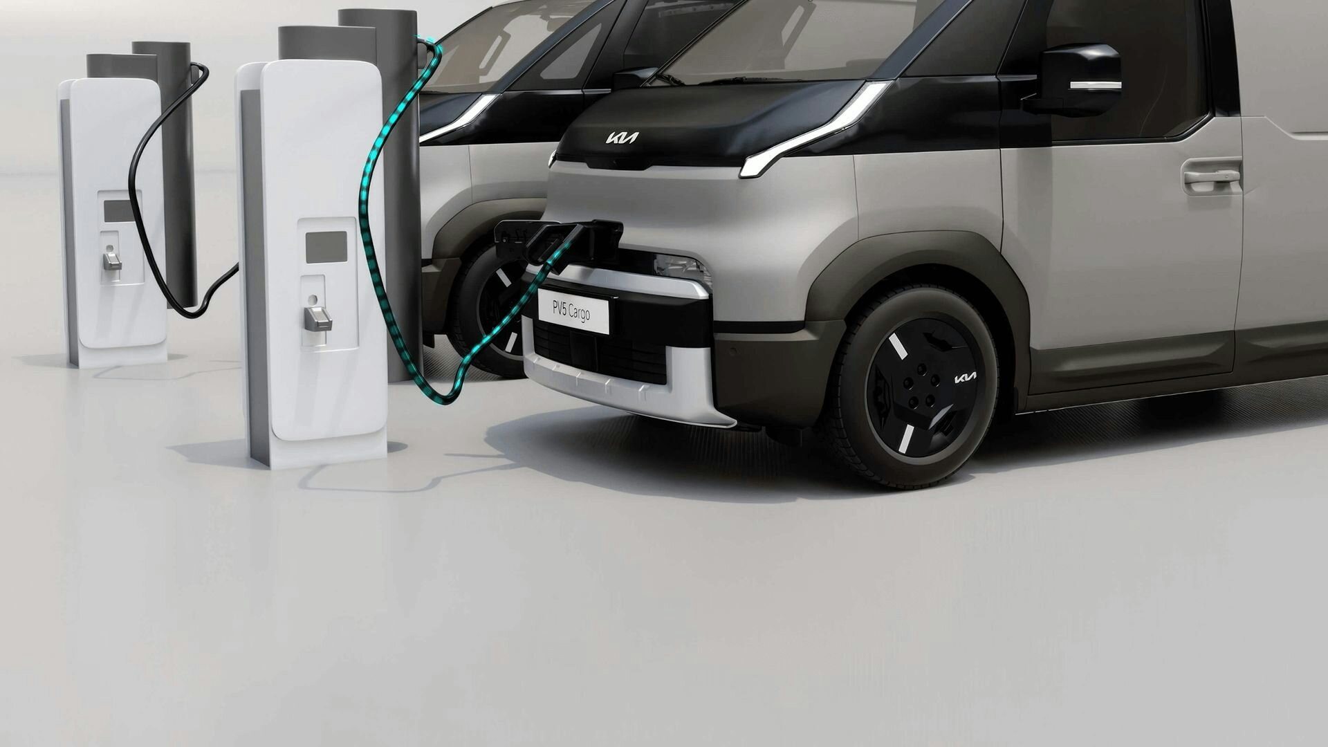 Nahaufnahme des vorderen Ladeanschlusses des Kia PV5 Cargo mit verbundenem Kabel