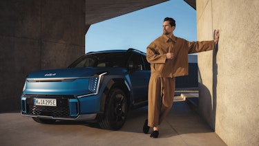 Ein Mann steht neben dem Kia EV9