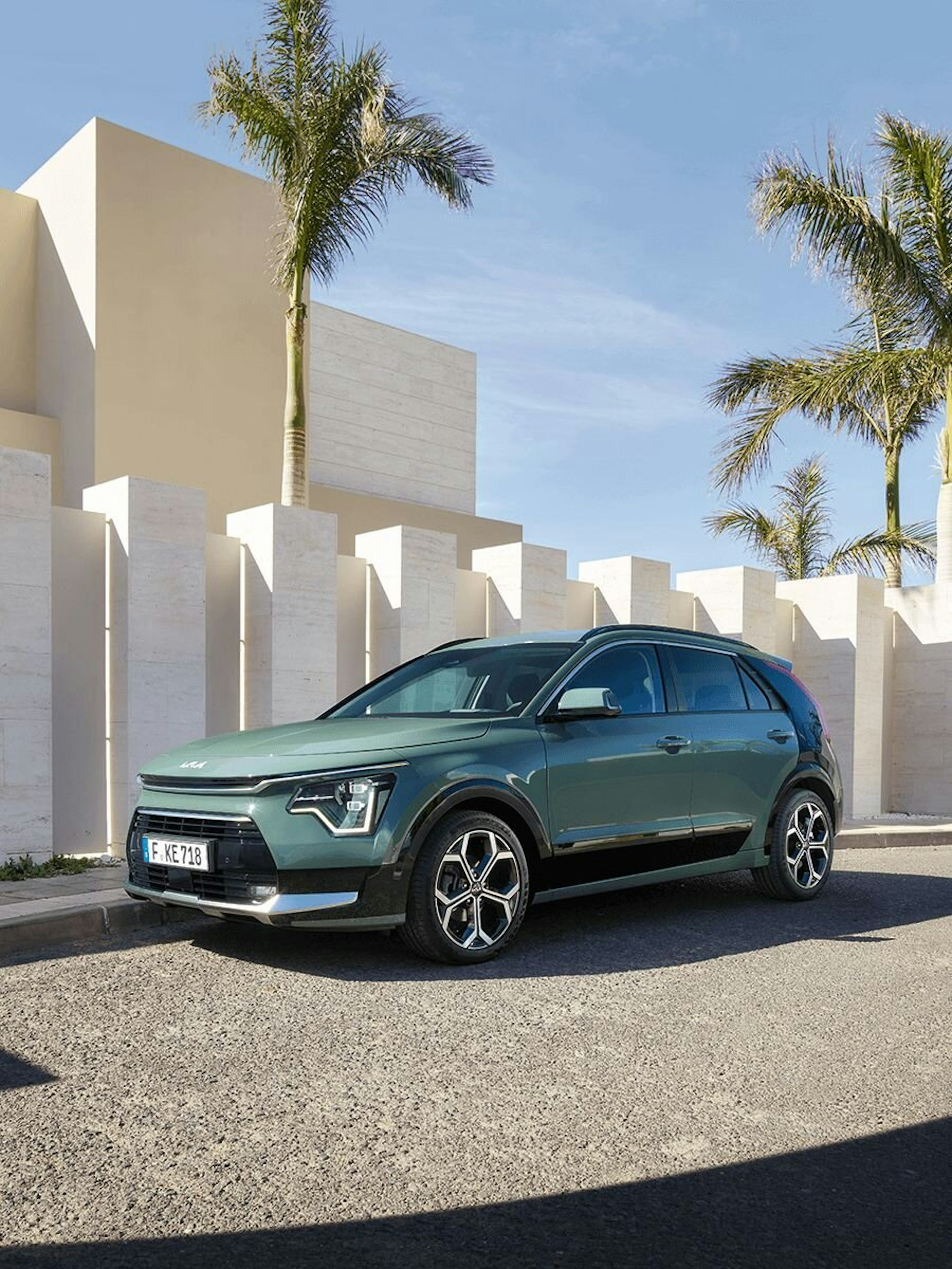 Eine Frau läuft vom Kia Niro weg