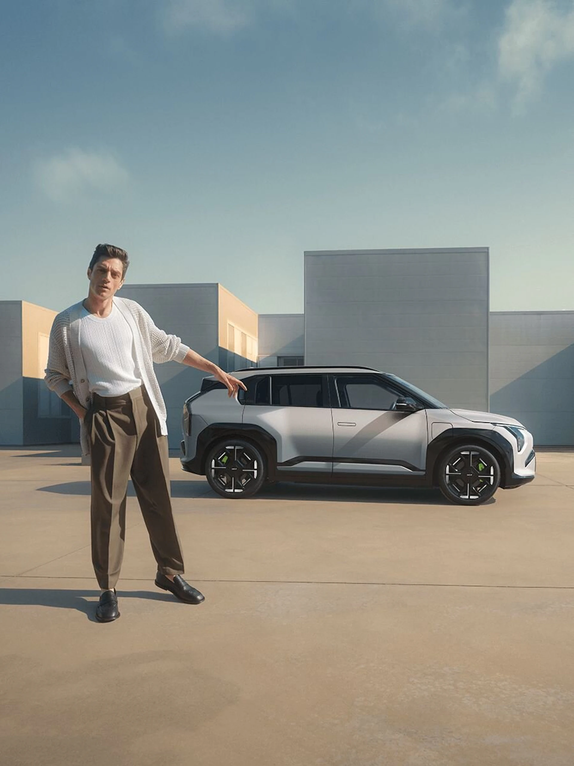 Ein Mann zeigt auf den Kia EV3 GT