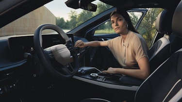 Eine Frau sitzt im Cockpit des Kia EV6