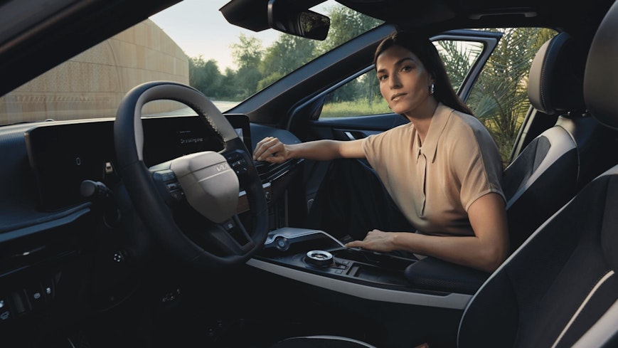 Eine Frau sitzt im Cockpit des Kia EV6