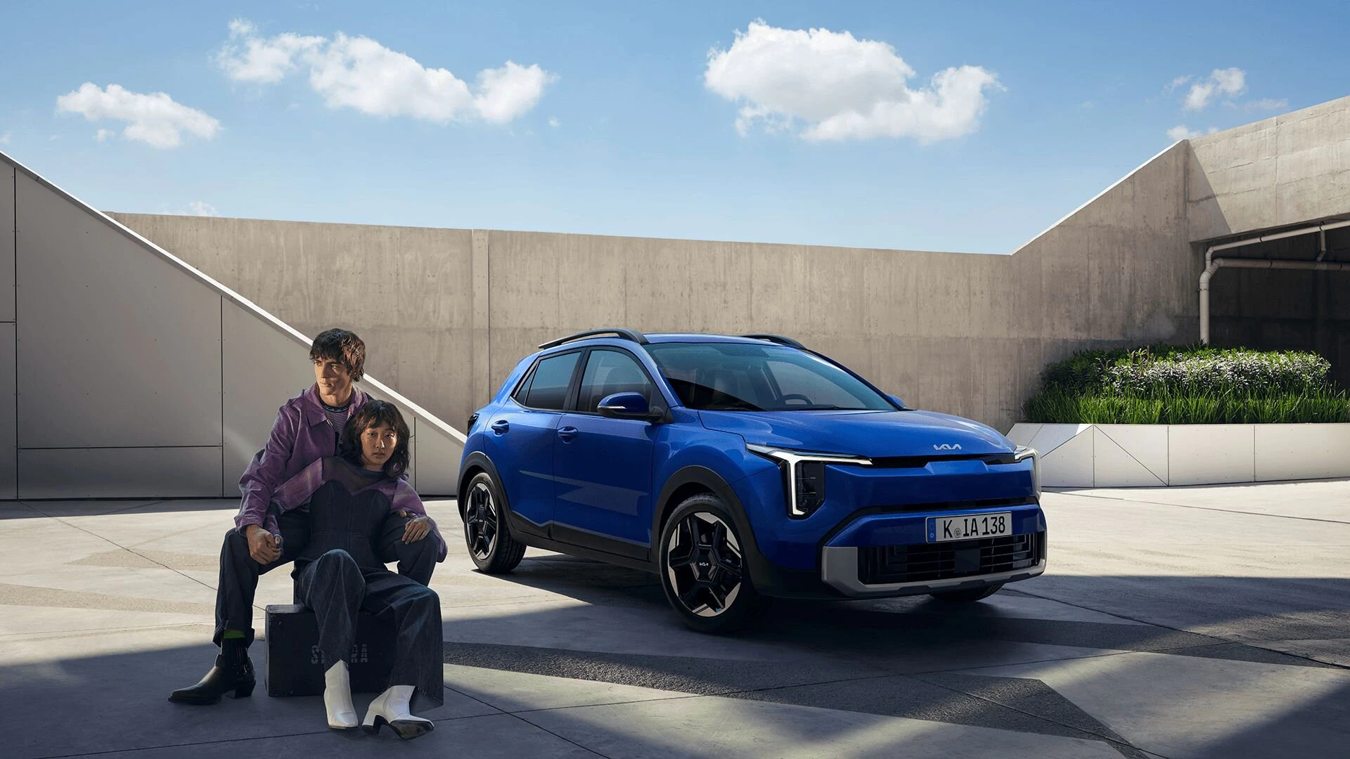 Zwei Personen sitzen vor dem neuen Kia Stonic