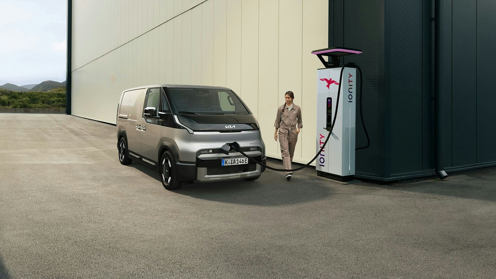 Nahaufnahme des vorderen Ladeanschlusses des Kia PV5 Cargo mit verbundenem Kabel