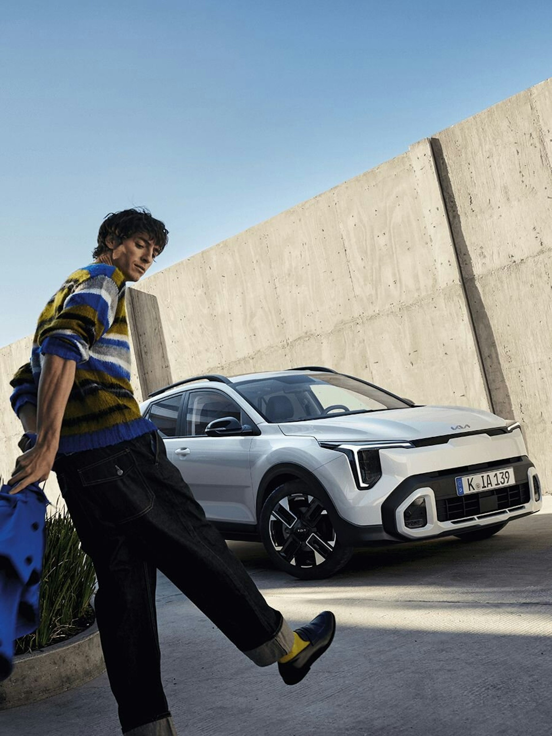 Ein Mann läuft in Richtung Kia Stonic
