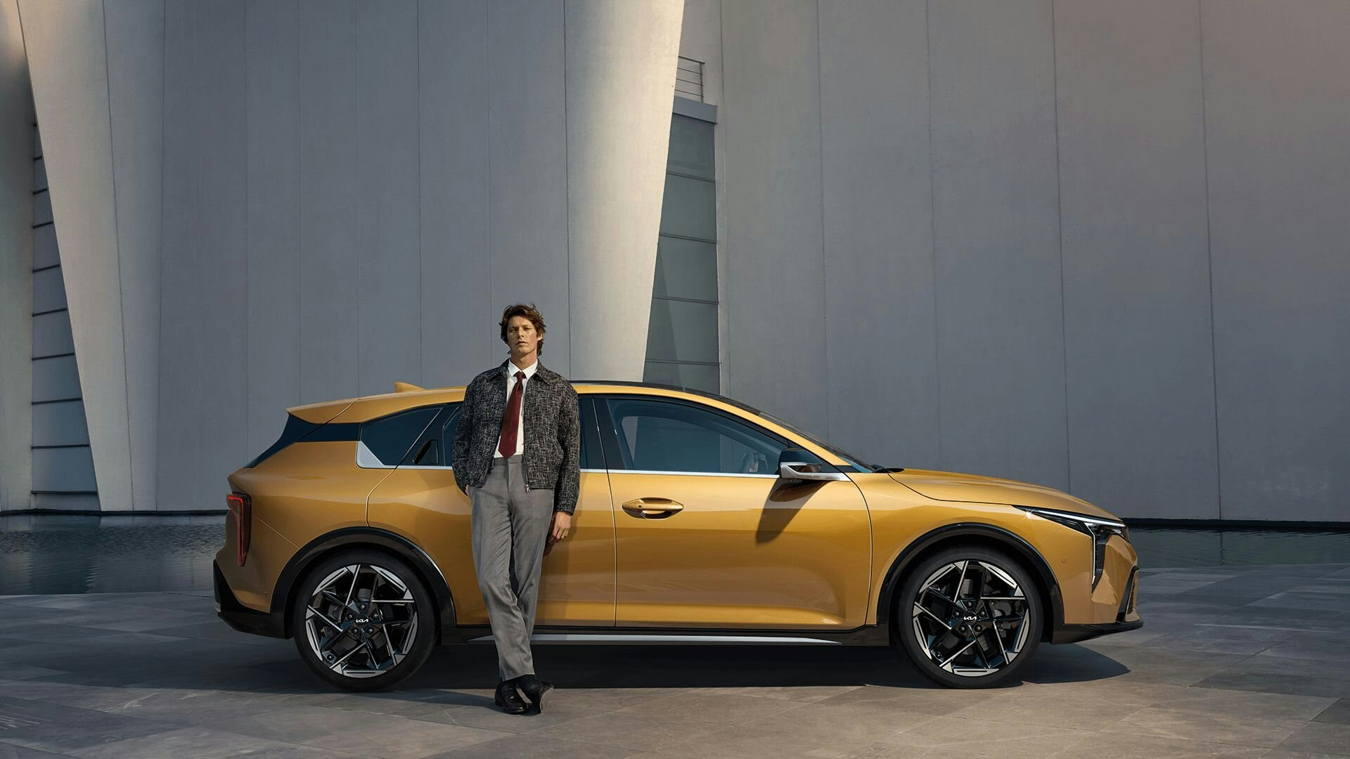 Ein Mann lehnt an den KIA K4