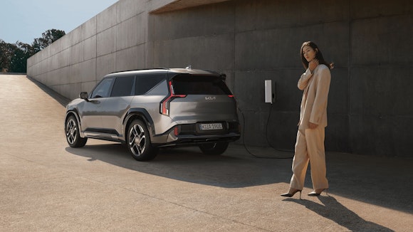 Der Kia EV9 GT lädt an einer Wallbox