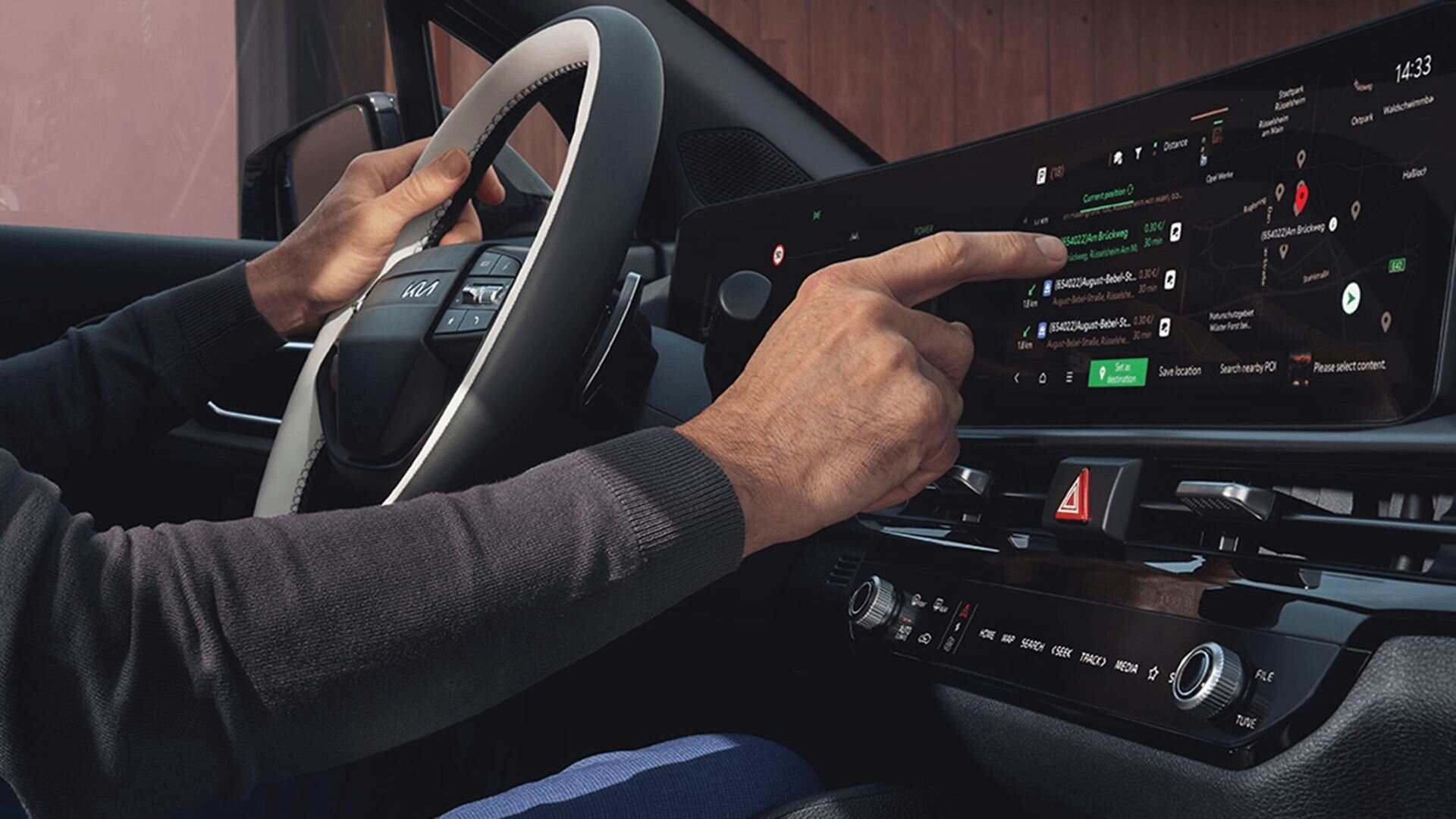 Frau sitzt im Kia Sportage