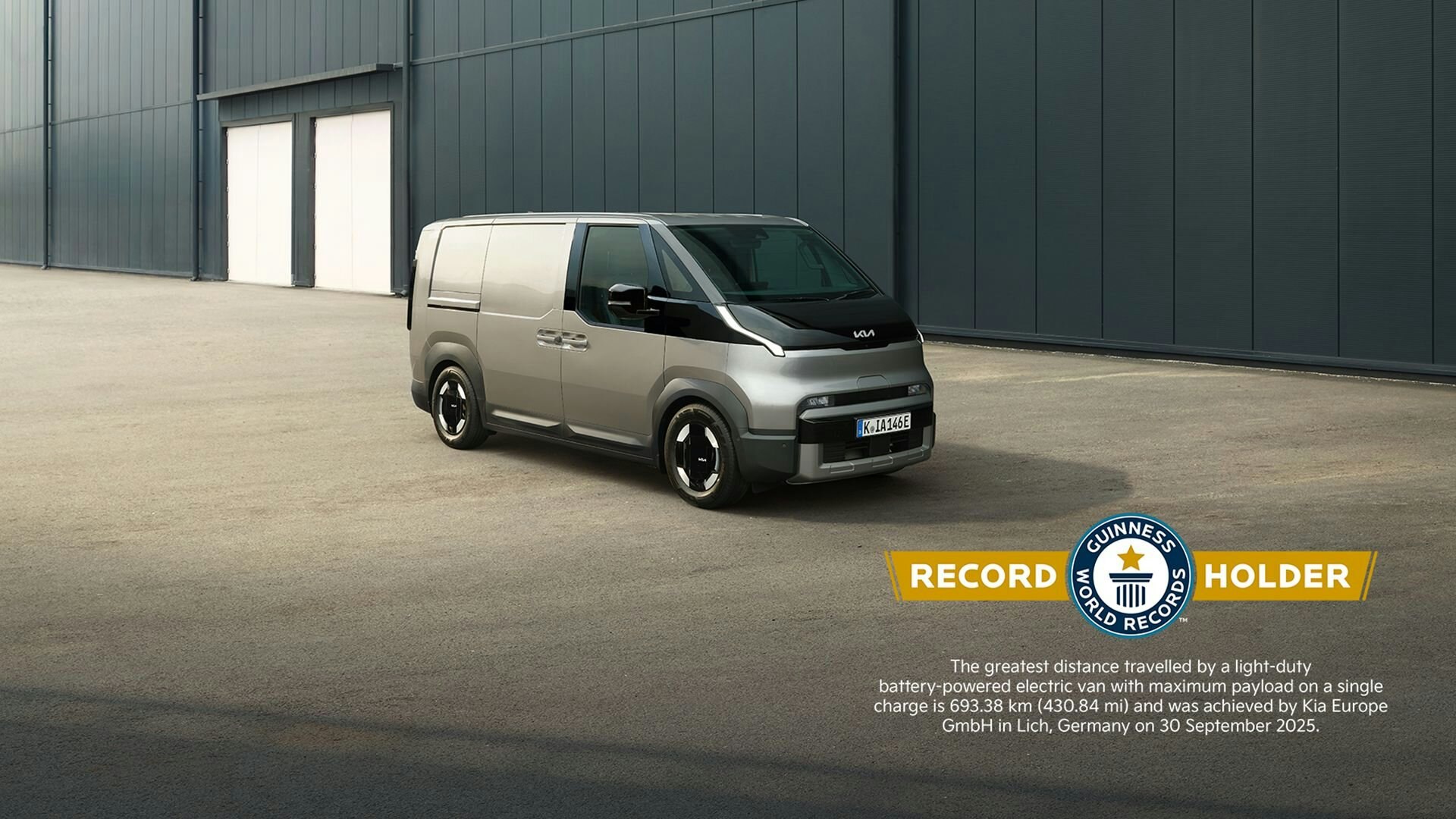 Frontansicht des Kia PV5 Cargo Long, parkiert auf einer städtischen Strasse