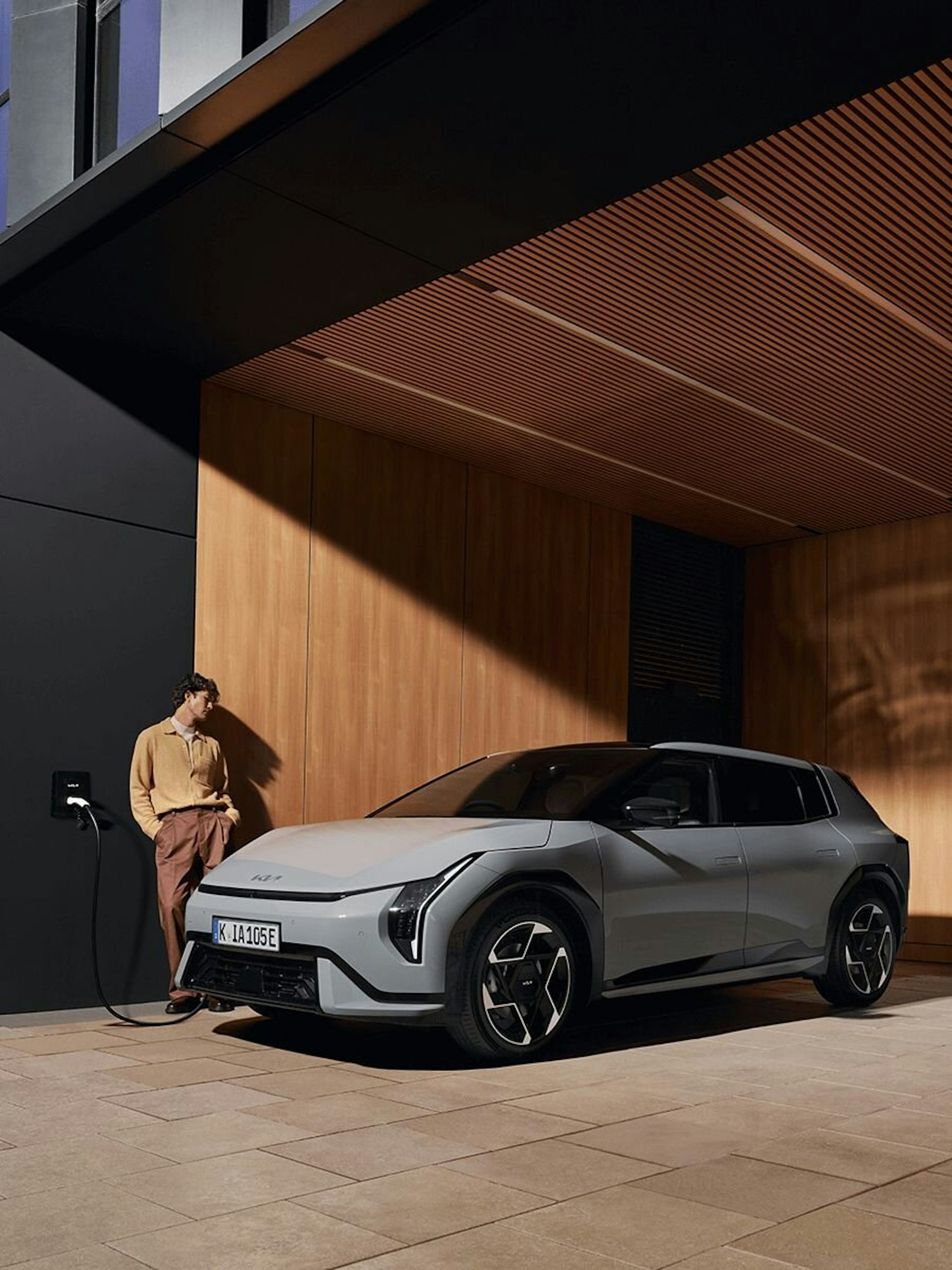 Ein Mann sitzt im Auto und schaut sich das Innendesign an