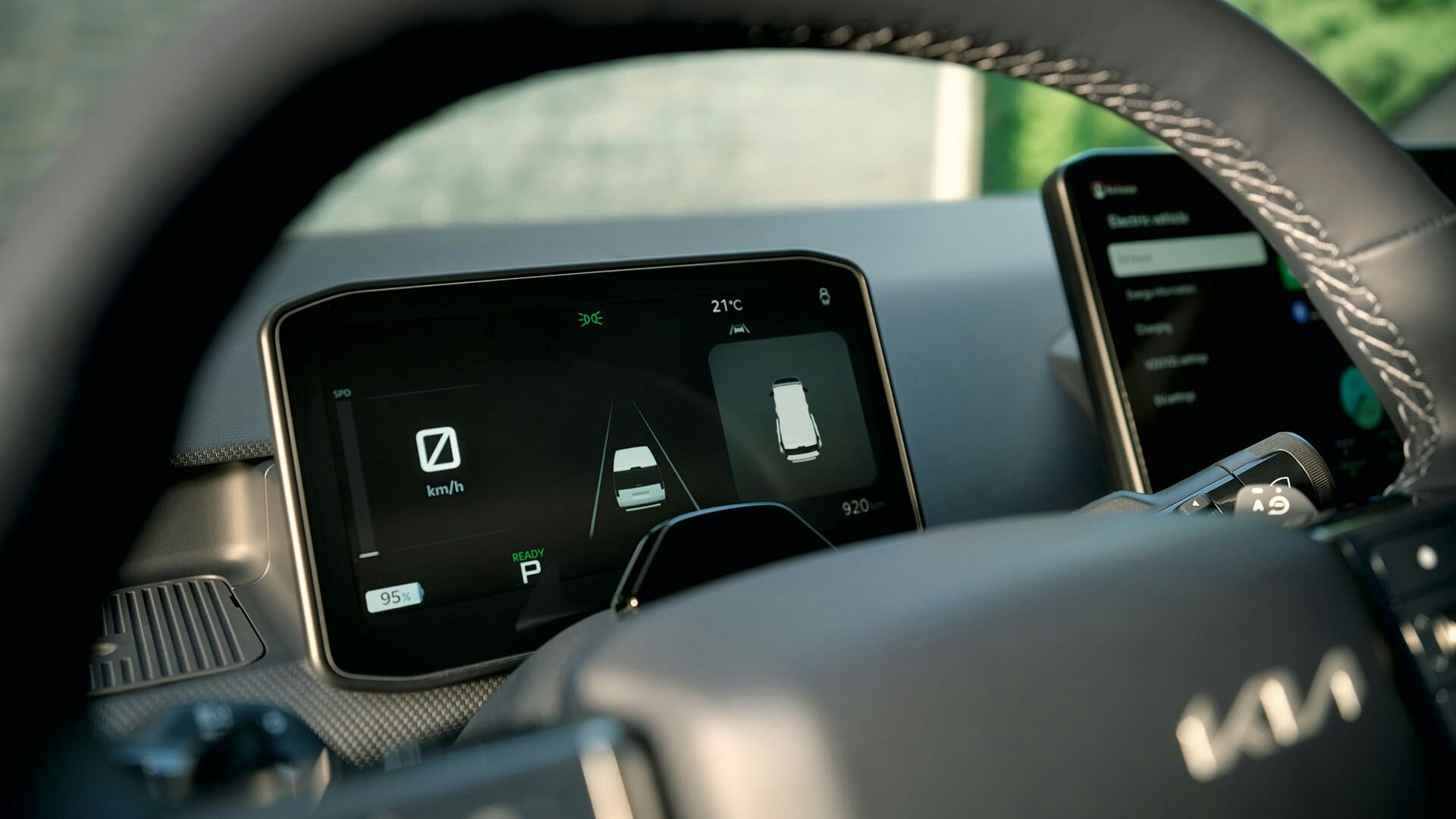 Grosses 12,9-Zoll-Display im Kia PV5, das die AAOS-Oberfläche (Android Automotive OS) mit Navigation und App-Menü anzeigt