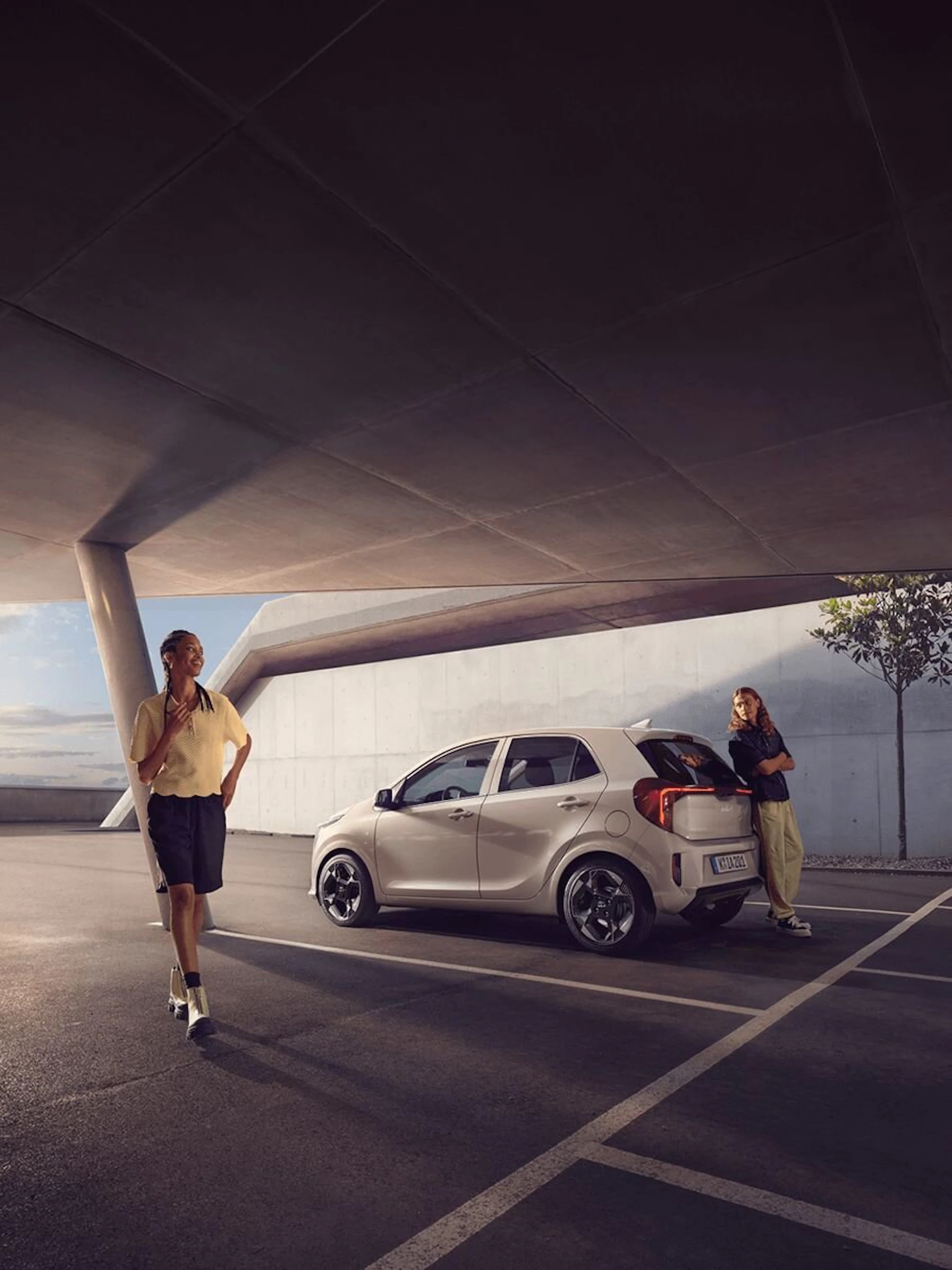 Zwei Frauen stehen um den neuen Kia Picanto