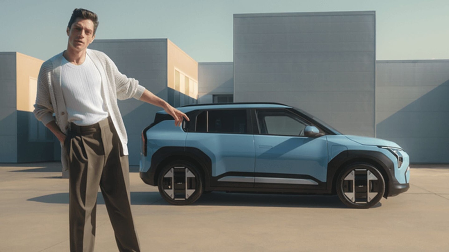 Ein Mann zeigt auf den Kia EV3 Lite