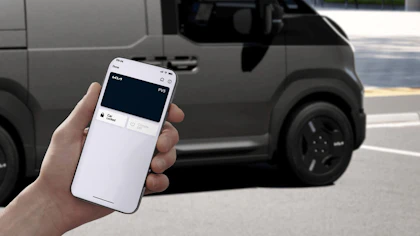 Abbildung einer Hand mit einem Smartphone, mit dem auf den digitalen Fahrzeugschlüssel von Kia zugegriffen wird
