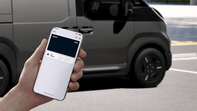 Abbildung einer Hand mit einem Smartphone, mit dem auf den digitalen Fahrzeugschlüssel von Kia zugegriffen wird