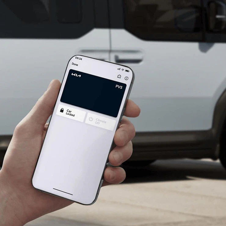 Abbildung einer Hand mit einem Smartphone, mit dem auf den digitalen Fahrzeugschlüssel von Kia zugegriffen wird