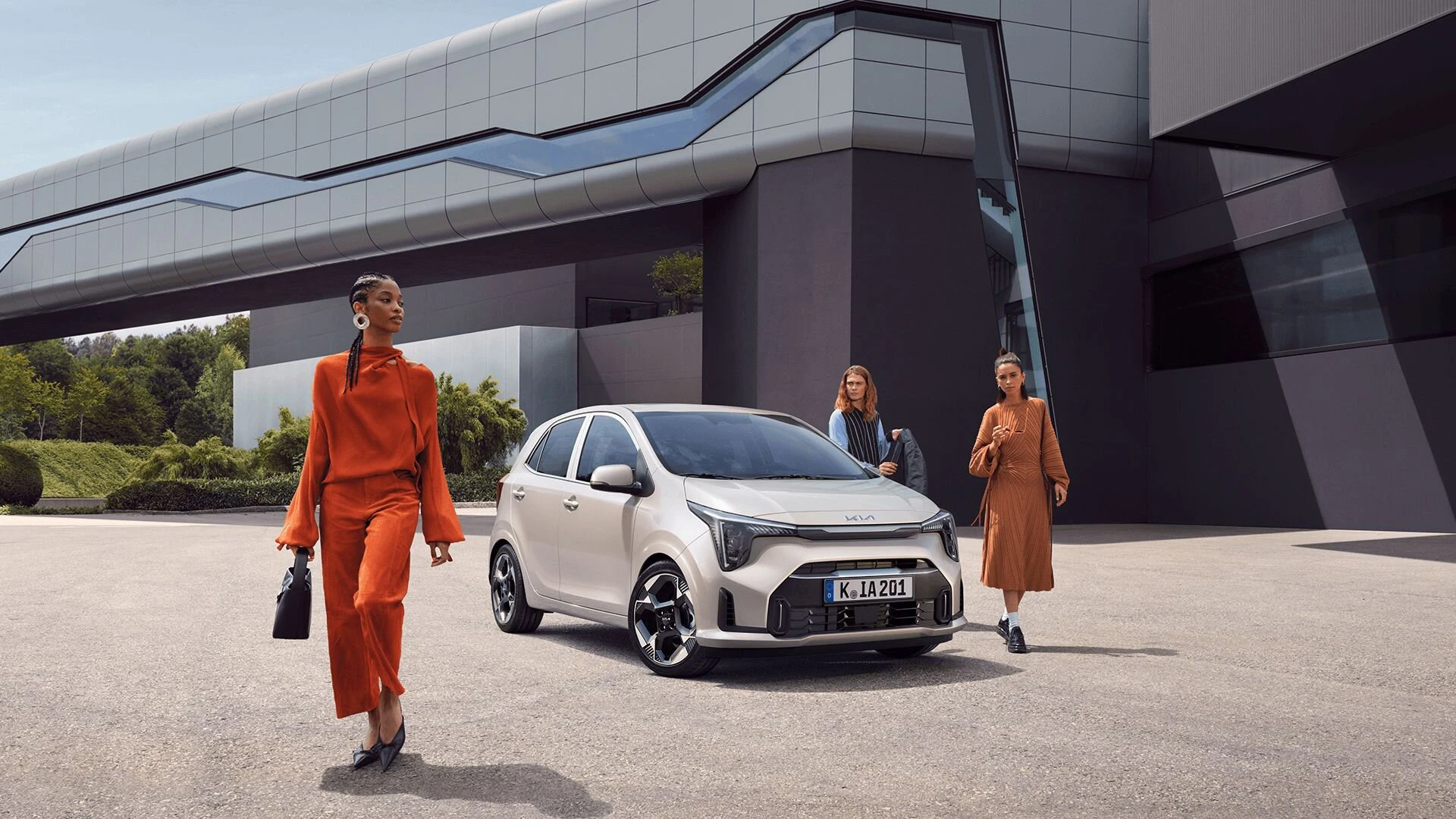 Drei Frauen stehen um den neuen Kia Picanto